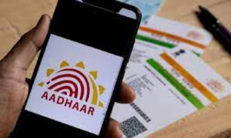 Aadhaar Card Fraud Warning: आधार कार्ड इस्तेमाल करते समय हो जाए सतर्क, हो सकता है आपके साथ भी धोखा