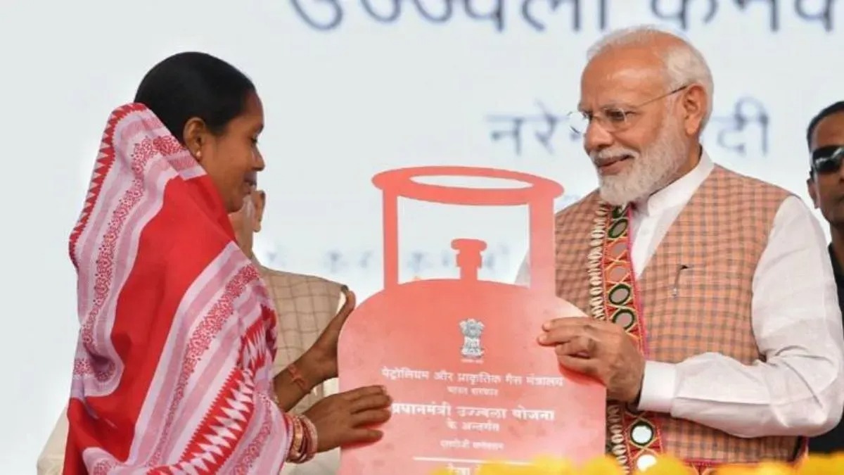 Ujjwala Yojana: PM मोदी ने दिया बड़ा बयान कहा- “लाखों महिलाओं के लिए बदलाव का प्रतीक रही उज्ज्वला योजना”