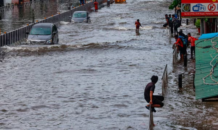 Cyclone Michaung: बाढ़ में फंसे कार के लिए फरिश्ता बनी ये कंपनी, करेगी मदद