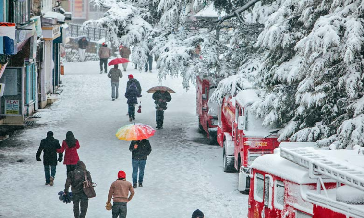 Himachal Weather: रोहतांग में  बर्फबारी से कड़ाके की ठंड, मौसम का बदला मिजाज