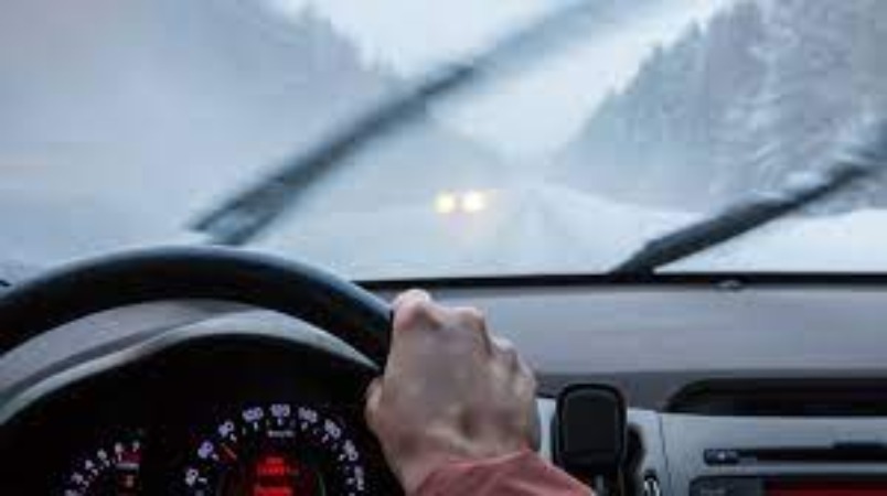 Winter Driving Tips: फॉग के बीच गाड़ी लेके निकलने से पहले जरूर बातों का रखें ख्याल, नहीं तो हो सकता है हादसा