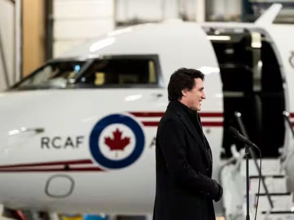 Justin Trudeau Plane Break Down: कनाडा के प्रधानमंत्री की फिर एक बार हुई किरकिरी, जमैका में छुट्टी के दौरान विमान हुआ ख़राब