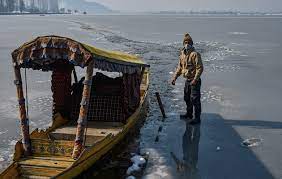 Dal Lake: श्रीनगर में 0 से नीचे पहुंचा तापमान, डल झील पर छाई बर्फ की चादर