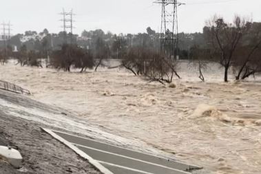 California Storm: कैलिफोर्निया में तूफानों का कहर, कई इलाकों में बाढ़, बिजली भी गुल