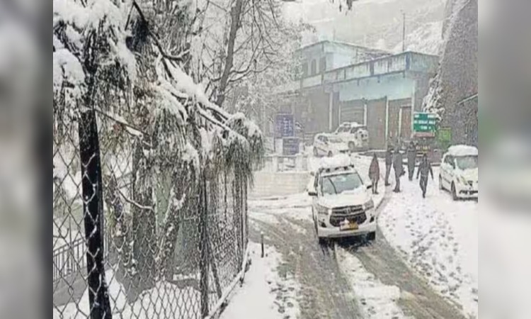 Himachal Snowfall: बर्फबारी से हिमाचल में मौसम हुआ गुलजार, बारिश और स्नोफॉल ने  सड़कें की बंद