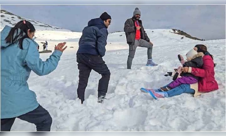 Snowfall in Jammu Kashmir: टूरिस्टों से गुलजार हुई कश्मीर घाटी! स्थानीय लोग भी हुए खुश