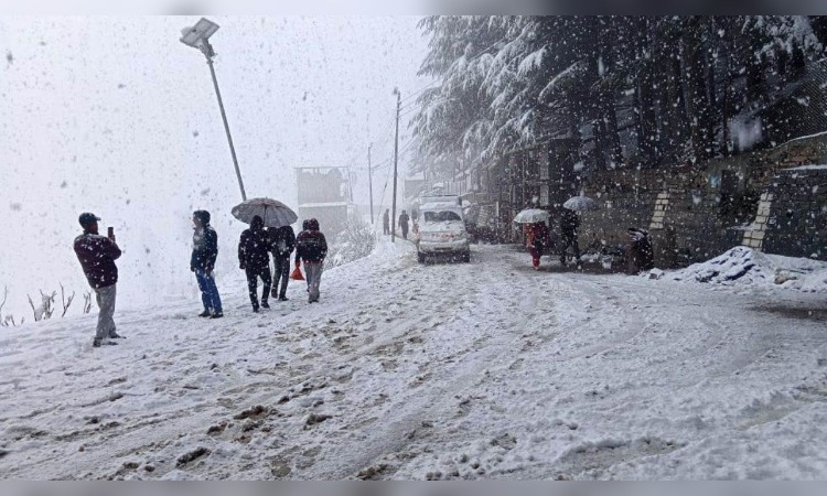 Himachal Weather Update: हिमाचल में अगले तीन दिन तक भारी बर्फबारी, सैकड़ों सड़कें हुई ब्लॉक