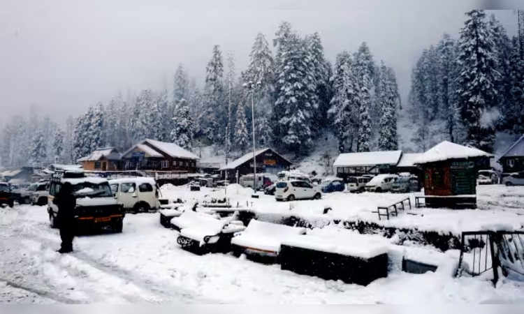 Himachal Weather Update: हिमाचल में बर्फबारी का दौर जारी, बर्फबारी से करीब 700 सड़कें बंद, 1500 ट्रांसफ़ार्मर्स ठप