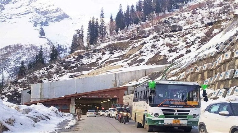 Himachal Weather Today: भारी बर्फबारी से लोगों की बढ़ी परेशानी, 380 सड़कें अभी भी बंद