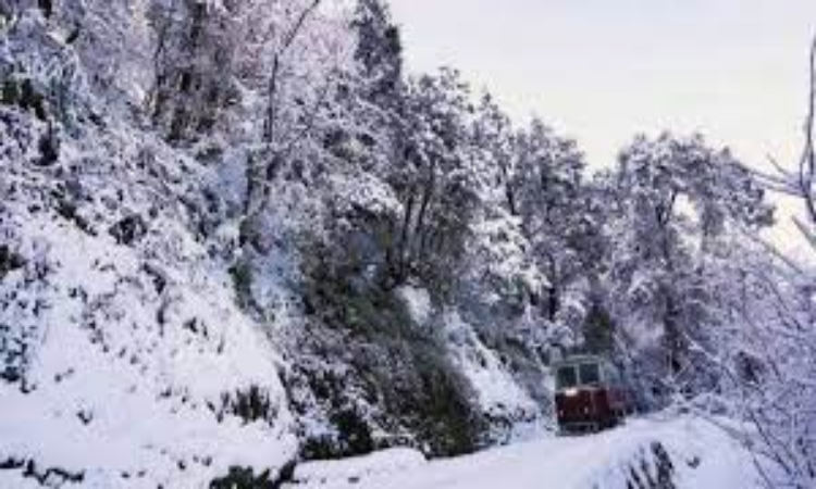 Himachal Pradesh: हिमाचल प्रदेश में भारी बर्फबारी, इन इलाकों में लैंडस्लाइड का अलर्ट