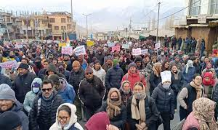 Ladakh: लेह में सड़कों पर उतरे हजारों लोग, लद्दाख को राज्य का दर्जा देने की कर रहे मांग