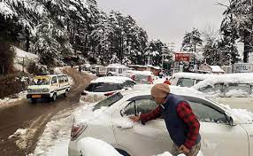 Weather Update: कश्मीर में बर्फबारी से जनजीवन ठप, रद्द हुईं कई उड़ाने, पर्वतीय इलाकों में हिमस्खलन की चेतावनी