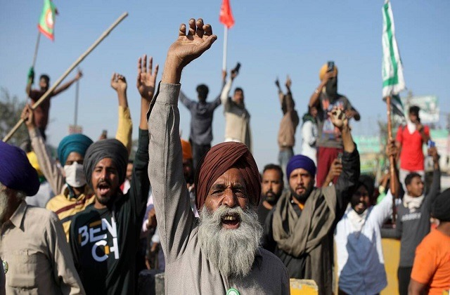 Farmers Protest : दिल्ली कूच से पहले किसानों को मनाने की कोशिश, केंद्रीय मंत्रियों के साथ जारी है मीटिंग