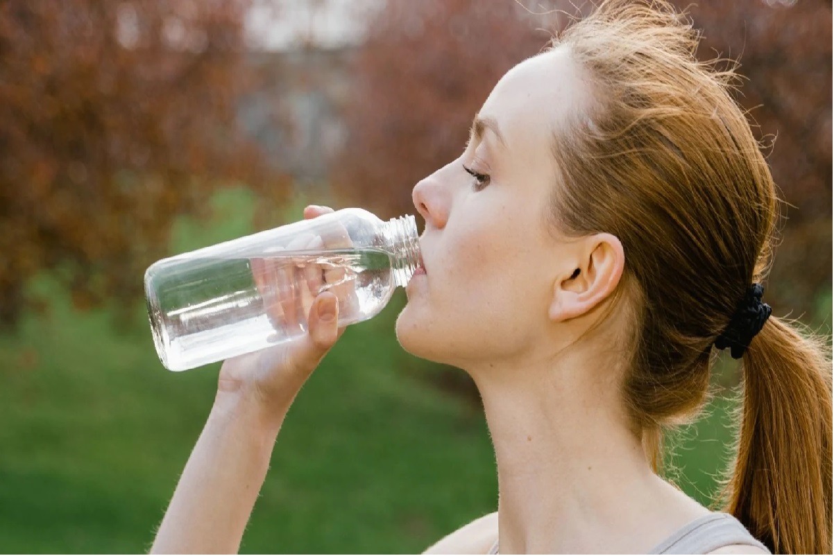 Drinking Water Tips : भूलकर भी पानी पीते समय न करें ये गलतियां, सेहत पर डाल सकता है गलत असर