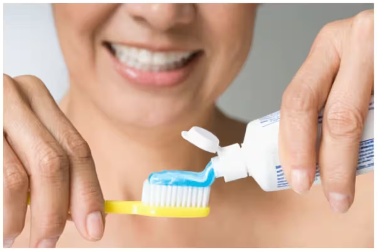 Correct Use of Toothbrush : क्या टूथपेस्ट लगा कर ब्रश को भीगाना खतरनाक है! जानें क्या है सच