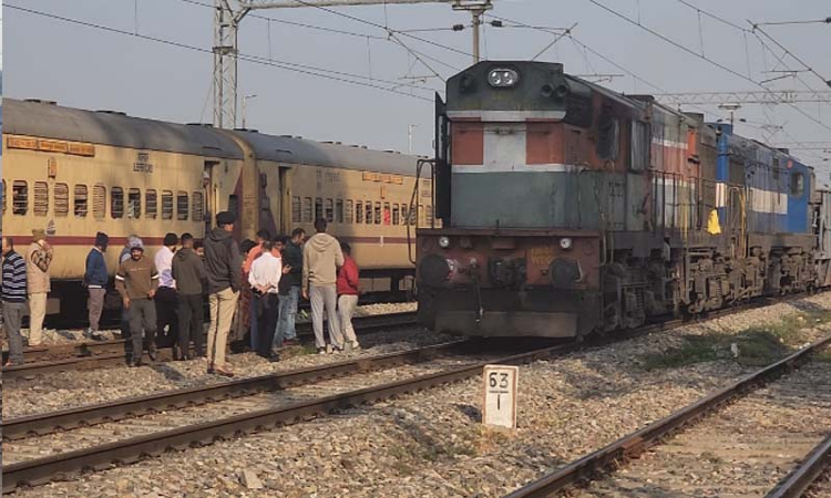 Jammu Railway Incident: बिना ड्राइवर पटरी पर दौड़ी ट्रेन, टला बड़ा हादसा