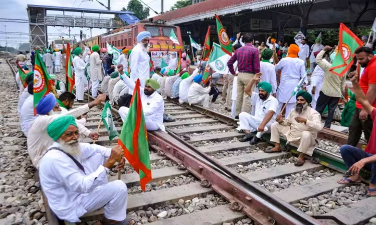 Farmers Protest: किसानों का रेल रोको आंदोलन! कई ट्रेनों पर पड़ा असर, 4 घंटे रेलवे ट्रैक पर बैठे किसान