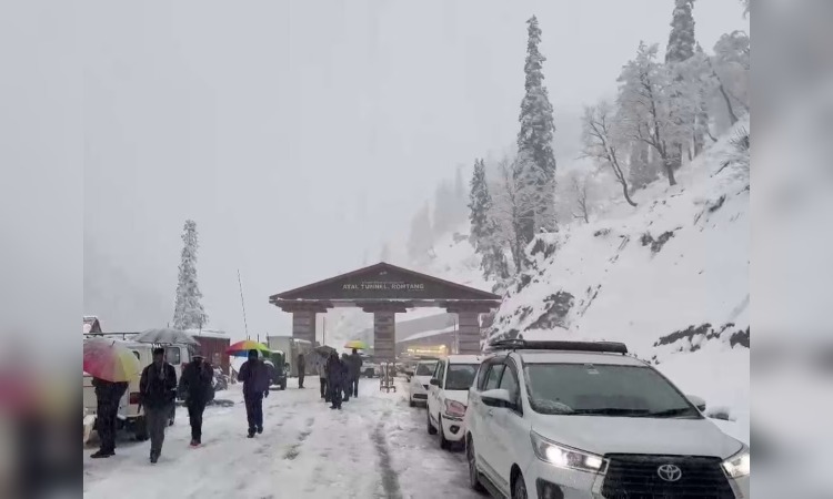 Himachal Pradesh Weather: हिमाचल में बारिश और बर्फबारी का डबल अटैक, 60 सड़कें बंद