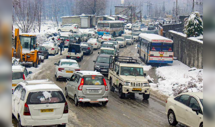 Himachal Weather Update: हिमाचल में भारी बर्फबारी और बारिश से 112 सड़कें ठप