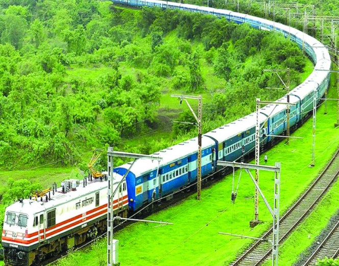 Indian Railways: अब ट्रेन से पहुंचेंगे कश्मीर, जून तक रेलवे लाइन बनकर हो सकती है तैयार