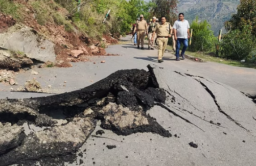 J&K Landslide: रामबन में लैंडस्लाइड का कहर, कई परिवारों ने मजबूरन छोड़ा घर