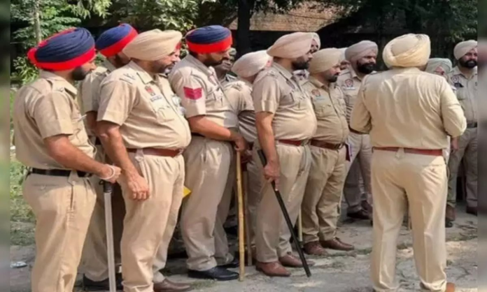 Punjab Crime: छापेमारी करने गई पुलिस की टीम पर बदमाशों ने बरसाए ईंट-पत्थर, जानें कहां का है मामला
