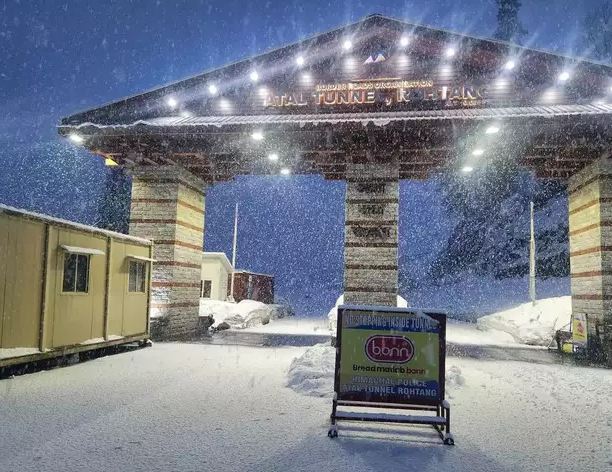 Himachal Weather: हिमाचल में मौसम का क़हर जारी! जनता के लिए खुली अटल टनल, लेकिन बारिश-बिजली  से खतरा बरकरार