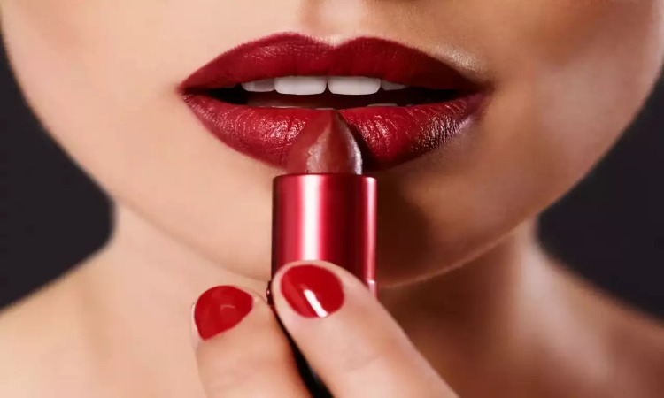 Lipstick Sideeffects: क्या लिपस्टिक लगाने से होता है कैंसर? यहां जानिए जवाब