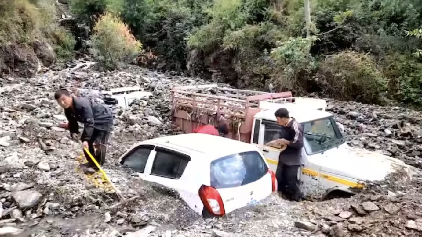 Himachal Rain: शिमला में बारिश ने मचाई तबाही, कई गाड़ियां दबी, सड़कें बंद