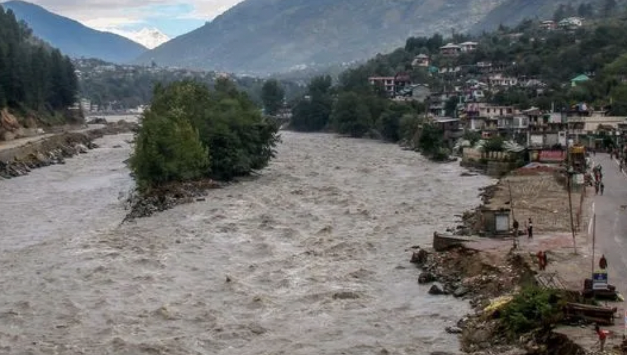 HP Weather Alert: मौसम विभाग ने जारी किया येलो-ऑरेंज अलर्ट, कई जिलों में बाढ़ की आशंका