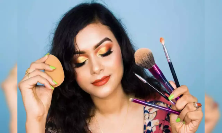 Makeup Side Effect: मेकअप करने वालों के लिए बड़ी चेतावनी, बढ़ सकता है इन चीजों का खतरा