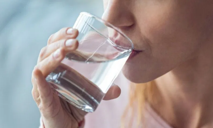 Dehydration Symptoms : शरीर में पानी की कमी तो नहीं हो गई? 2 सेकेंड में ऐसे करें पता