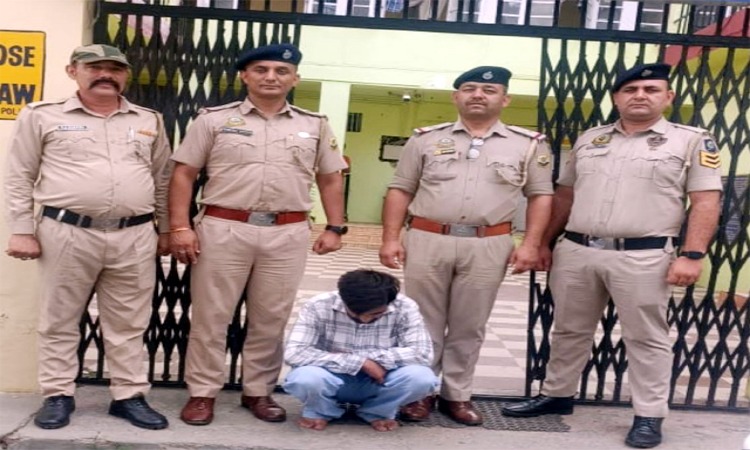 Drug Smuggler: पुलिस की बड़ी सफलता! नशे तस्कर को किया रंगे हाथ गिरफ्तार