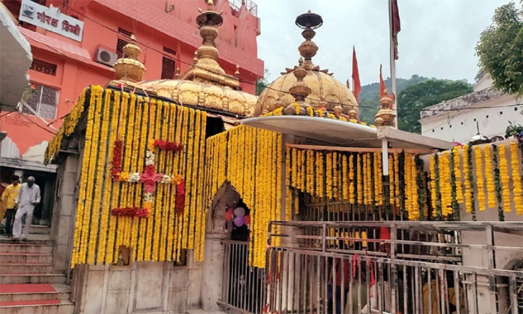 Jawalamukhi Temple: हर्षो- उल्लास से मनाया जा रहा मां ज्वाला का प्रकटोत्सव, खास पांच लाख फूलों से सजाया गया गर्भ गृह