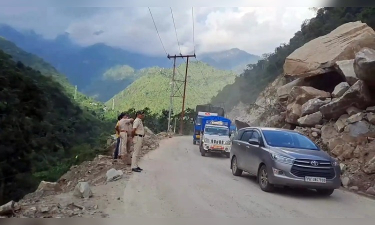 Chandigarh Manali Highway: चंडीगढ़-मनाली हाईवे पर मंडरा रहे संकट के बादल, धंसने लगी सड़क