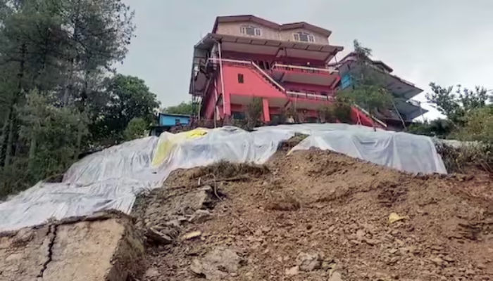 Shimla Landslide: ध्वस्त हो सकता है 4 मंजिला भवन, 9 परिवारों को कराया गया शिफ्ट