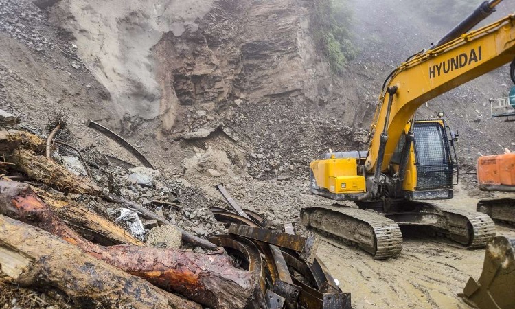 Himachal Pradesh Rains: हिमाचल में बिगड़ा मौसम का हाल, भूस्खलन और बाढ़ के कारण 140 सड़कें बंद