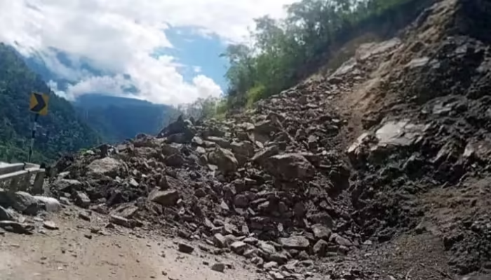 Himachal Landslide: मौसम विभाग ने किया ऑरेंज अलर्ट जारी, भारी बारिश से 128 सड़कें बंद