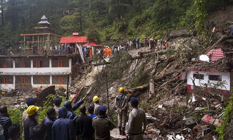 Himachal Rain: हिमाचल प्रदेश में आपदाओं का कहर, 197 सड़कें हुई बंद, पानी को तरसे लोग